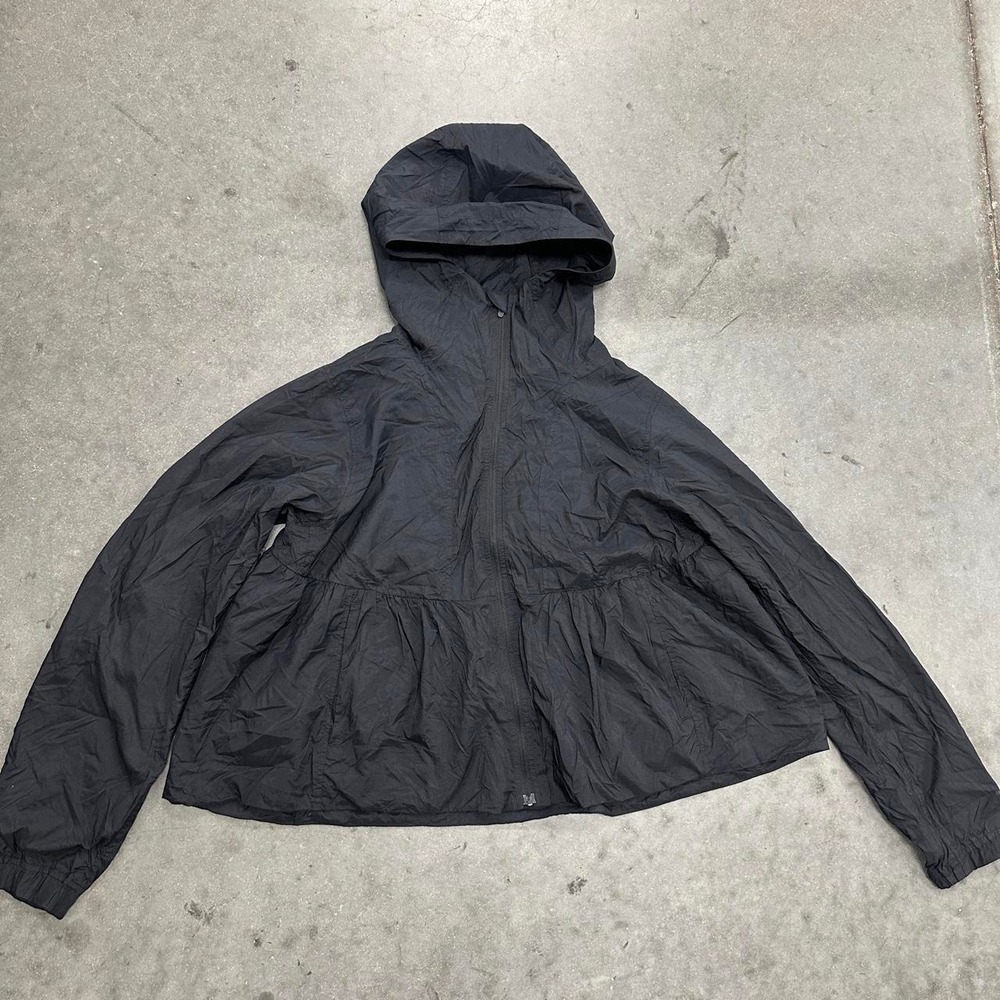 Lululemon Black Gathered Cropped Windbreaker jacket w/ hood Size 4